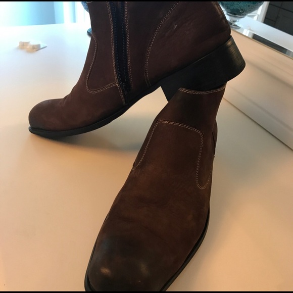 robert wayne chukka boots